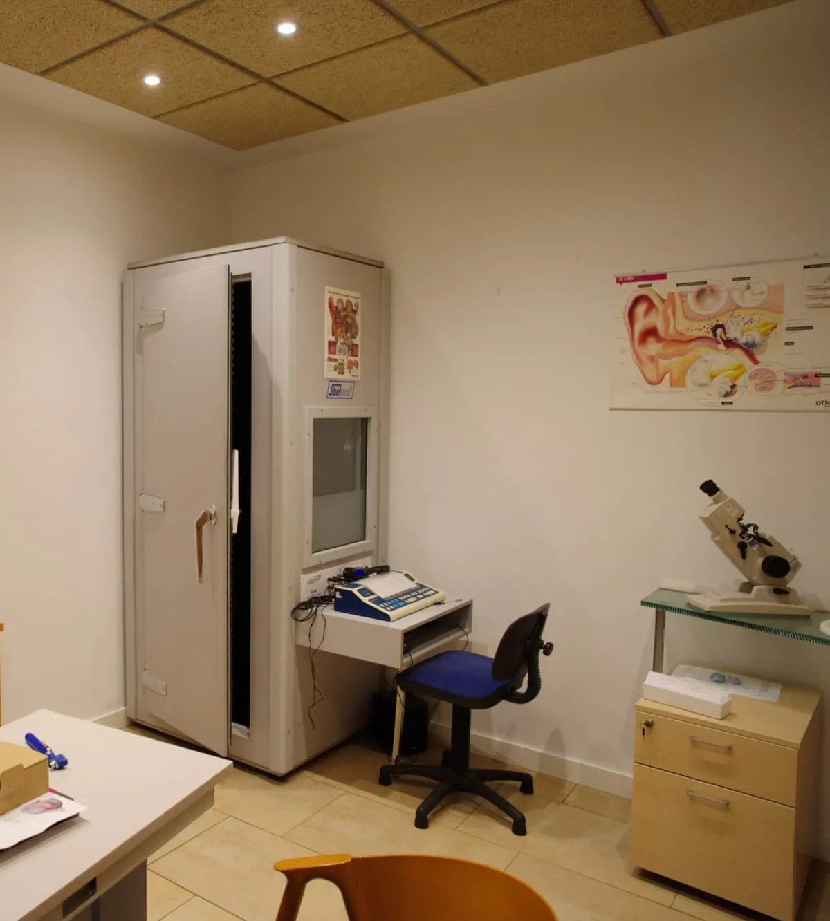 Gabinete audiológico con la cabina insonorizada para las audiometrías