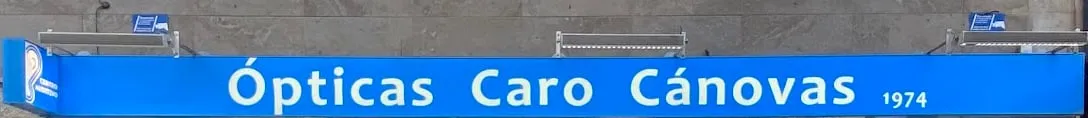 El rótulo azul de la fachada: Ópticas Caro Cánovas 1974